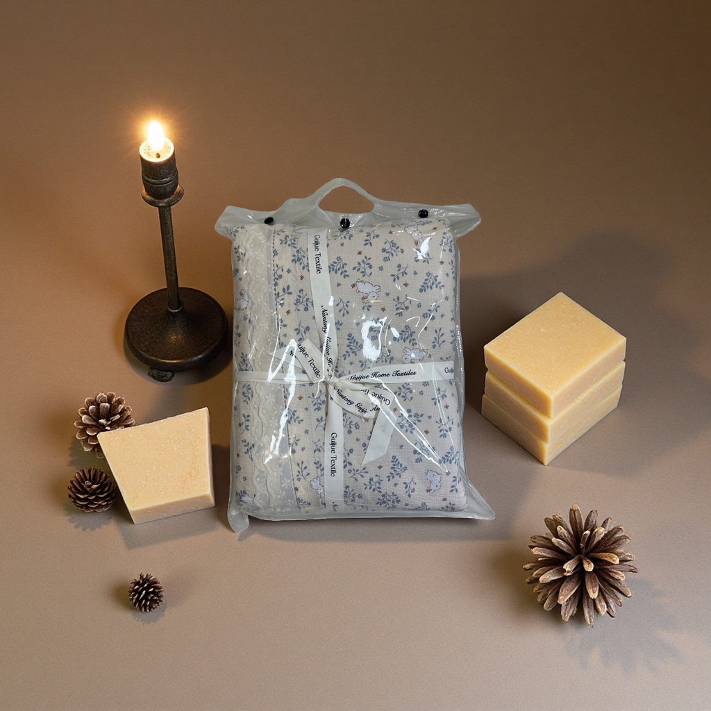 The packaged bedding quilt is made of pure cotton double palace cocoon silk, warm in winter and cool in summer