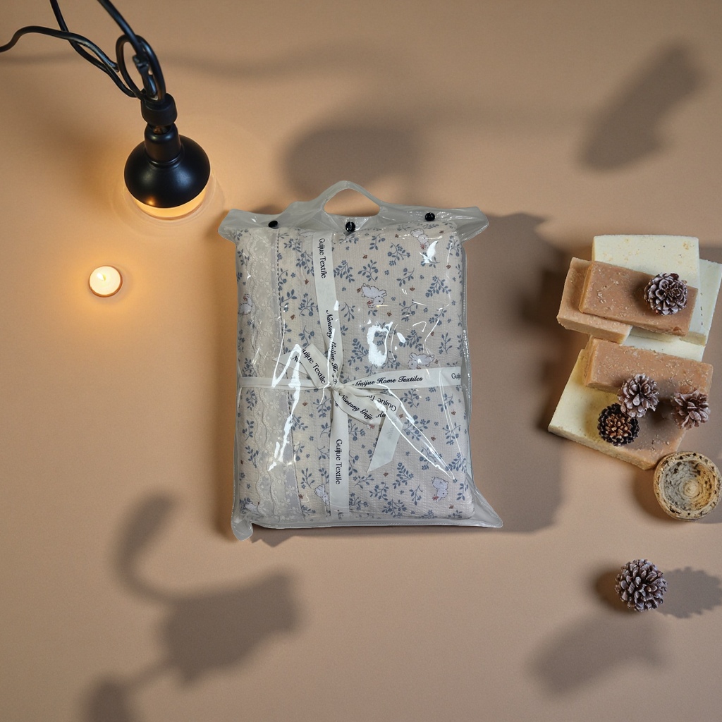 The packaged bedding quilt is made of pure cotton double palace cocoon silk, warm in winter and cool in summer details Picture