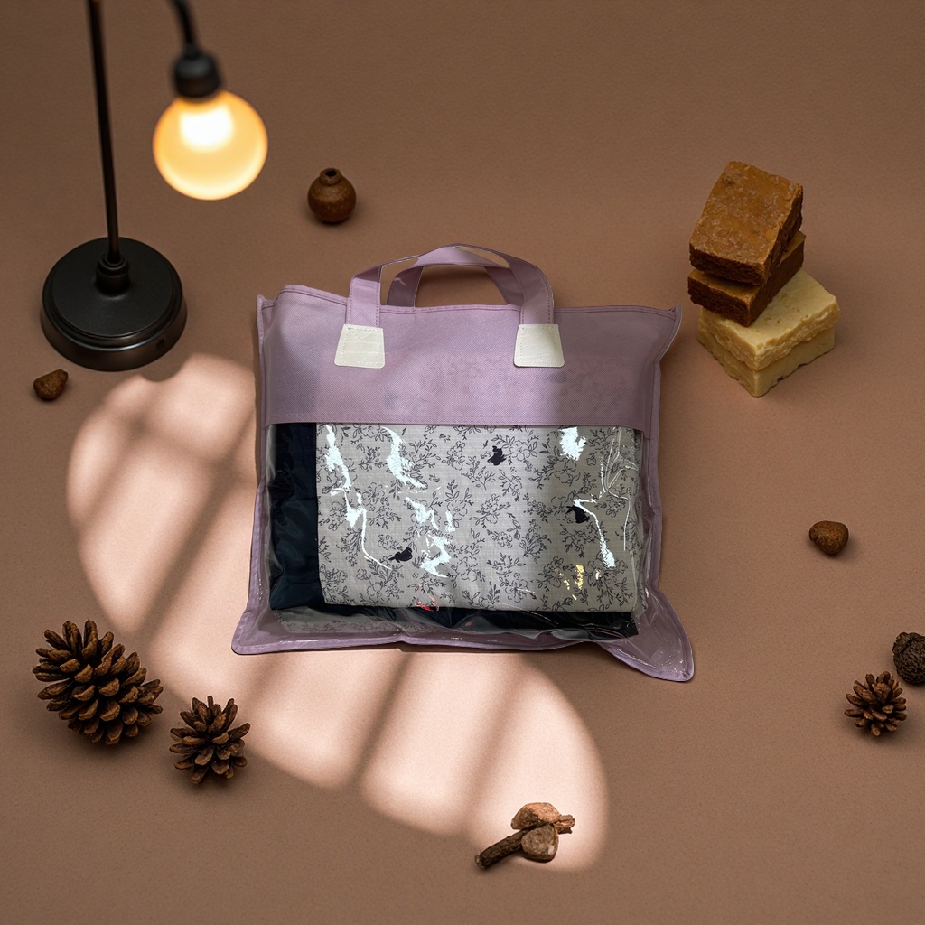 The pink handbag is a simple, fashionable and eco-friendly shopping bag with a foldable large capacity Specification image
