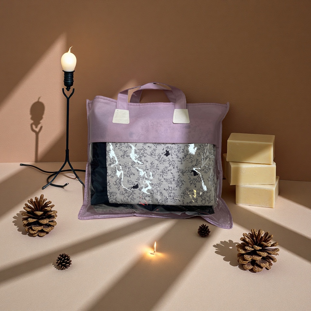 The pink handbag is a simple, fashionable and eco-friendly shopping bag with a foldable large capacity
