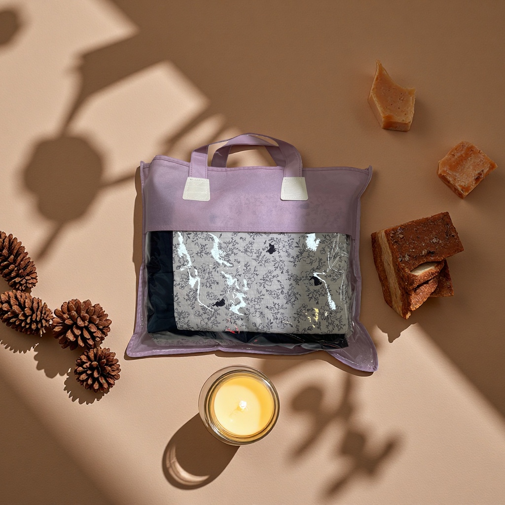 The pink handbag is a simple, fashionable and eco-friendly shopping bag with a foldable large capacity Application Scenario