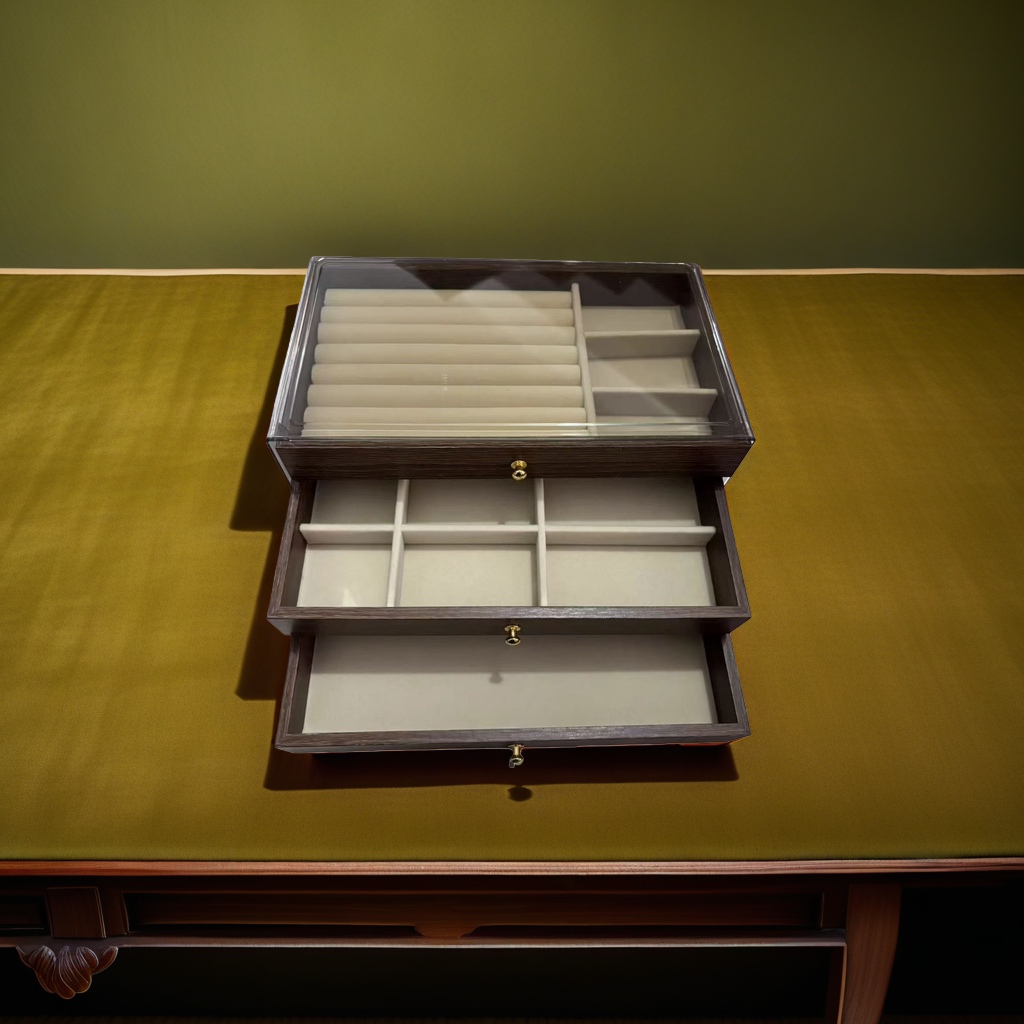 Multi-layer separated dust-proof portable jewelry storage box Application Scenario