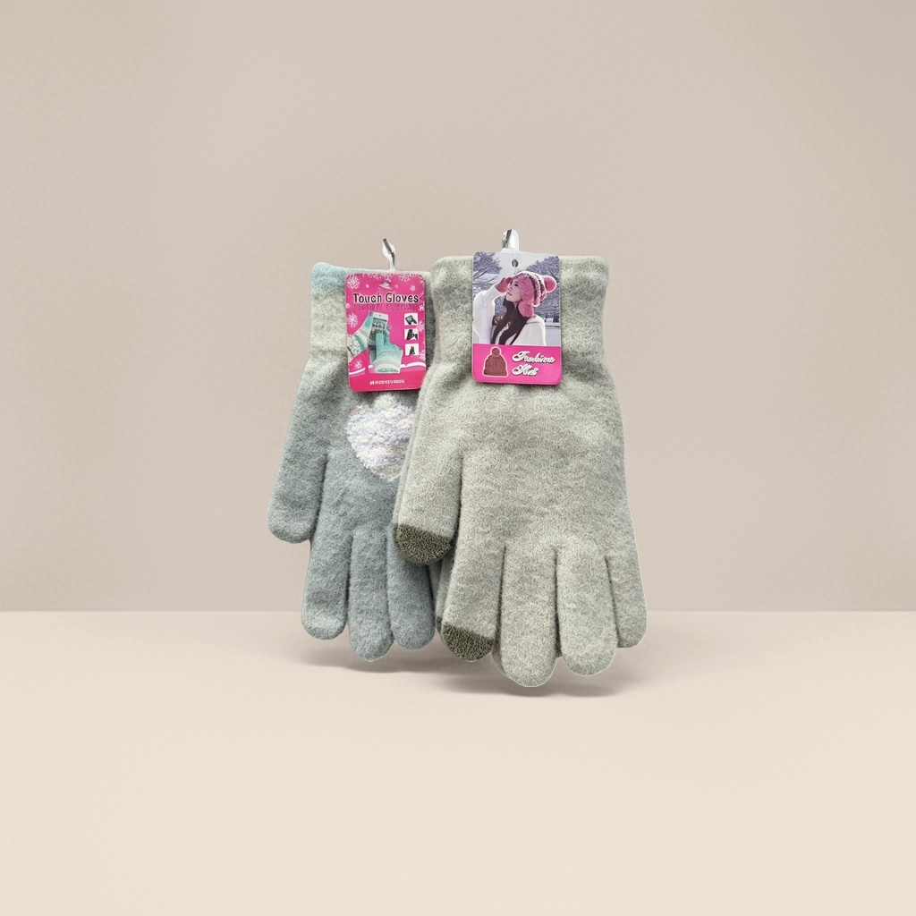 Grey plush touch screen gloves, winter warm and anti-slip gloves for both men and women Application Scenario