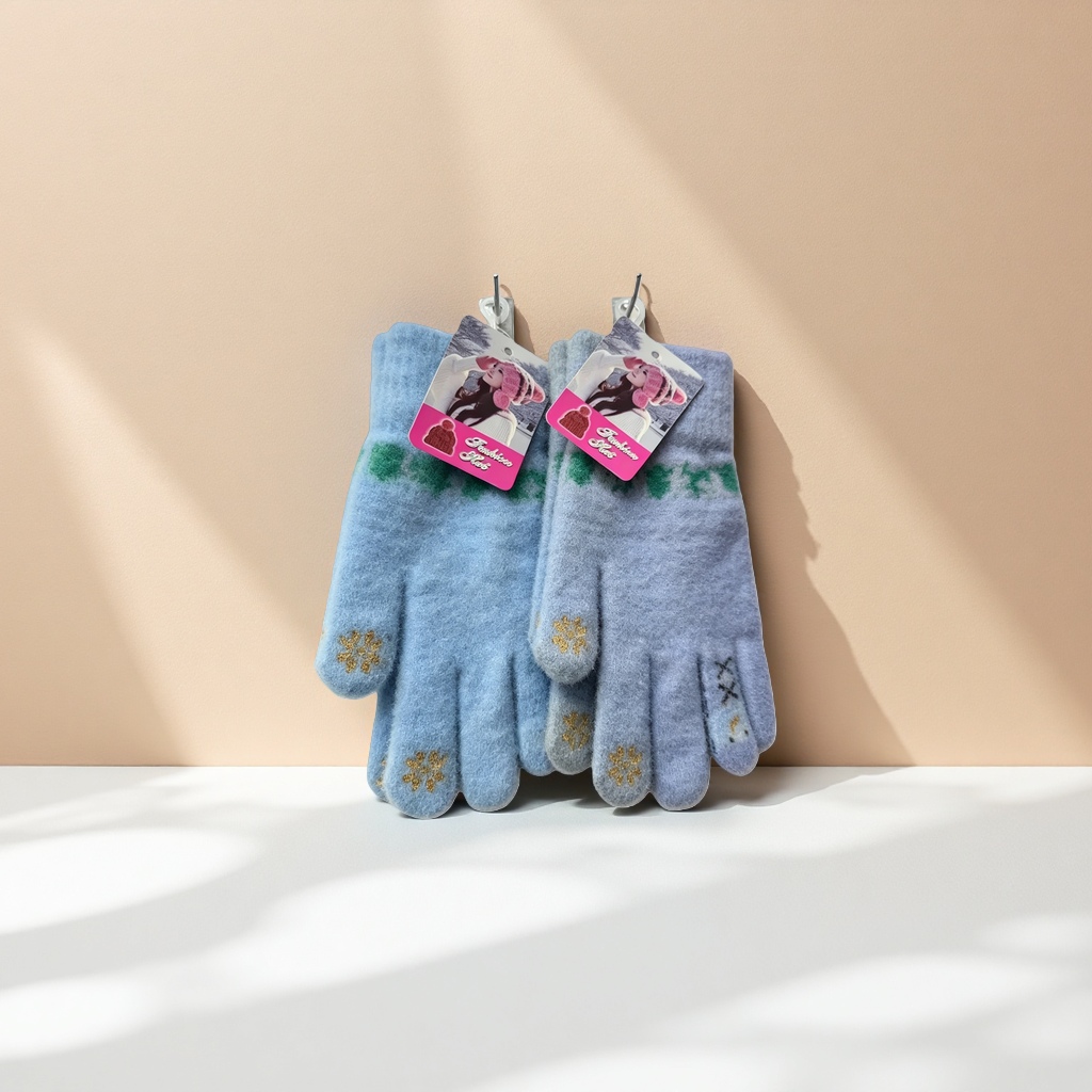 The blue plush gloves are thickened to keep warm and protect women's hands from the cold in autumn and winter Application Scenario