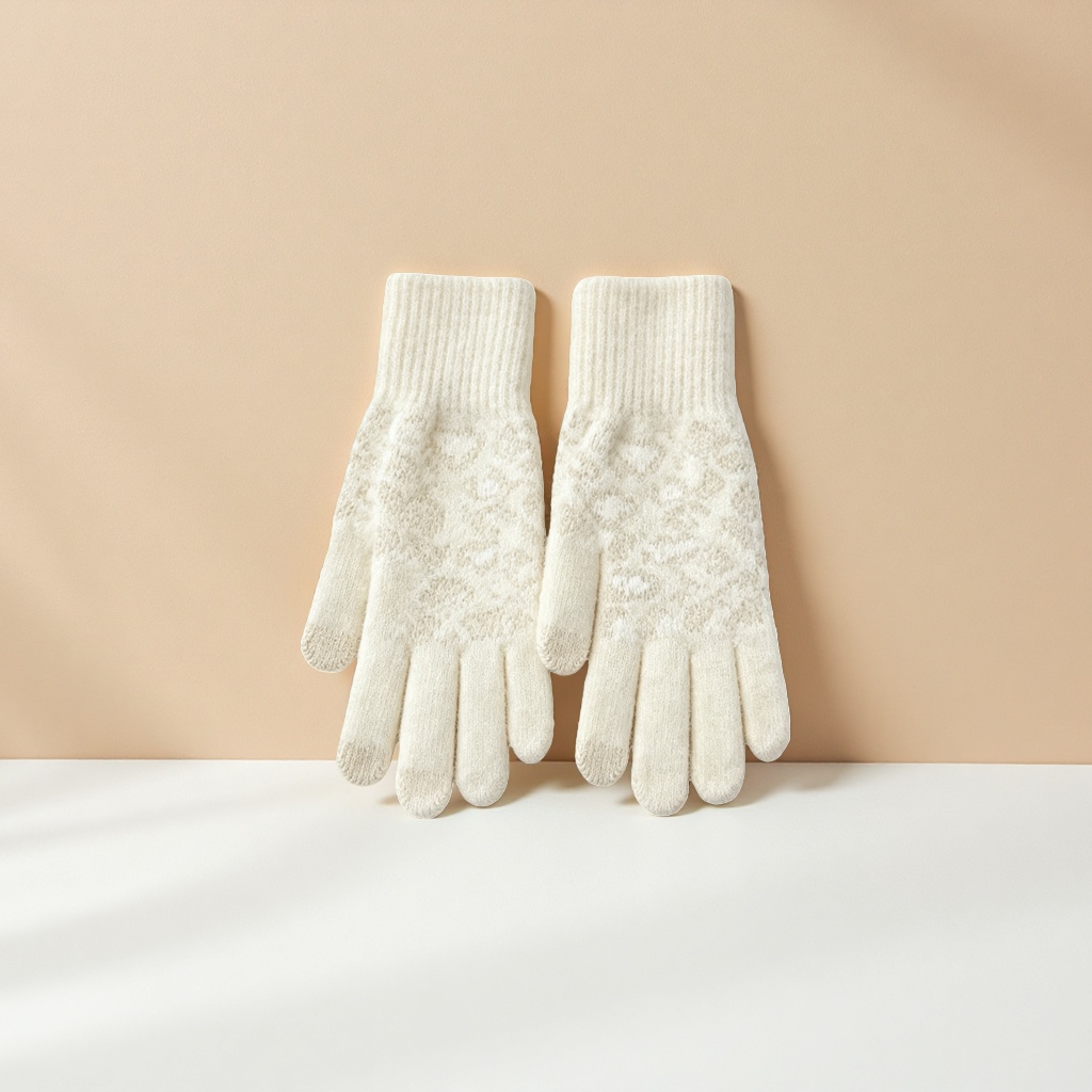 Off-white knitted gloves for women, warm and anti-slip, fingertip touch screen, autumn and winter style Application Scenario
