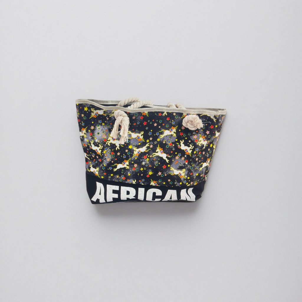 This printed pattern handbag is a fashionable and versatile single-shoulder bag for women details Picture