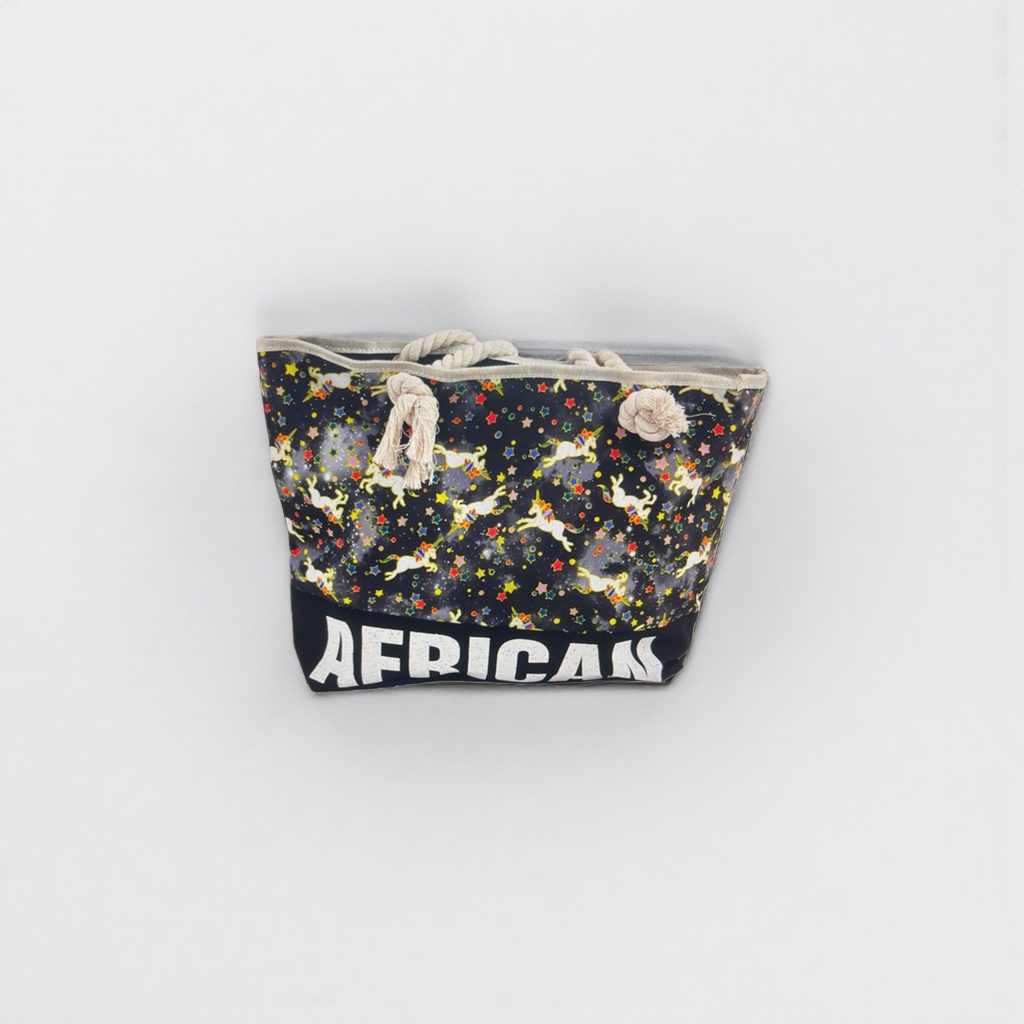 This printed pattern handbag is a fashionable and versatile single-shoulder bag for women