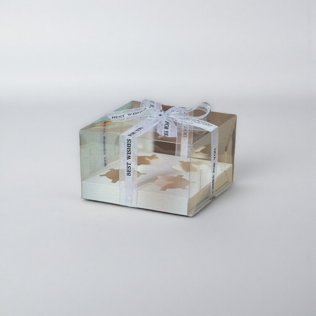 The transparent gift box is simple, elegant and universal, suitable for giving as a gift during festivals Application Scenario