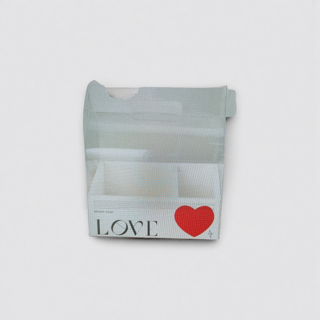 Transparent heart-shaped LOVE gift box, a fashionable and simple love-themed packaging box Specification image