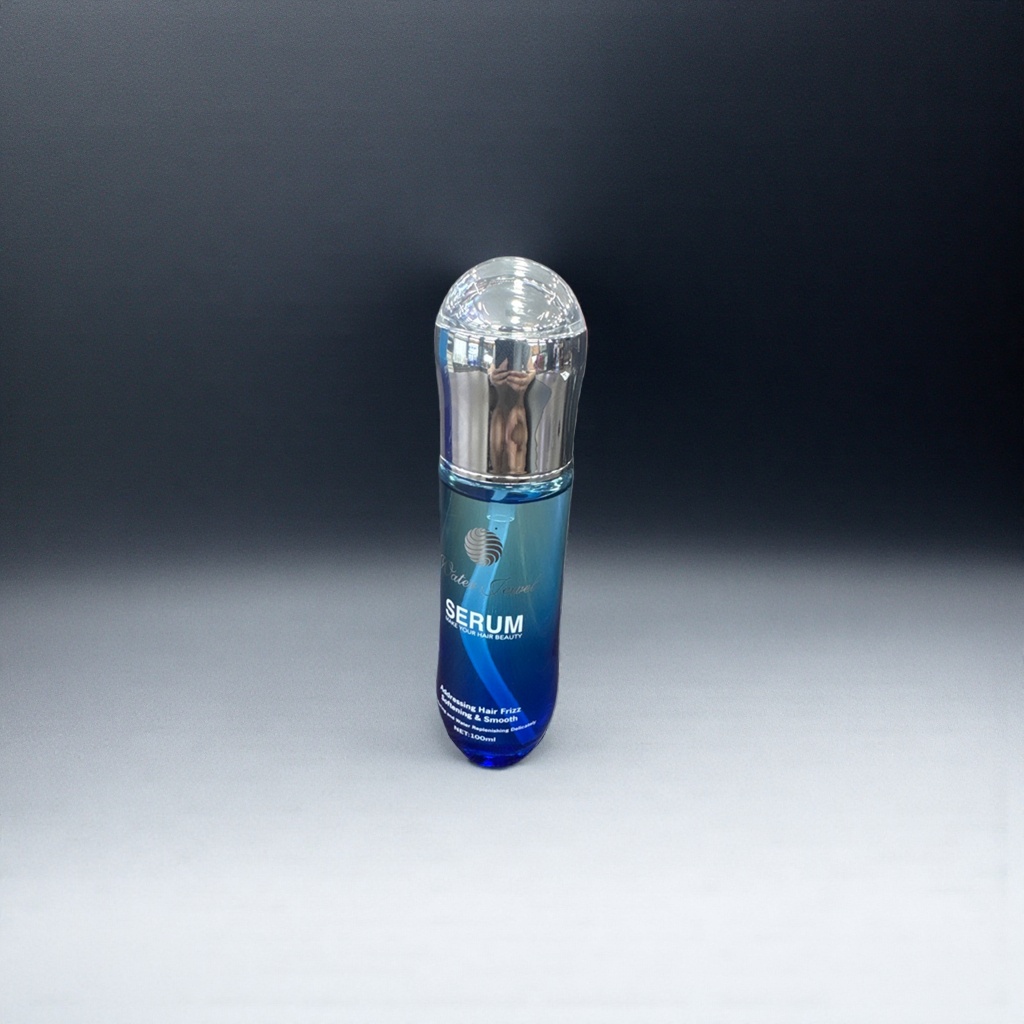 The blue transparent bottle hair care essence repairs damaged hair to make it smooth and shiny