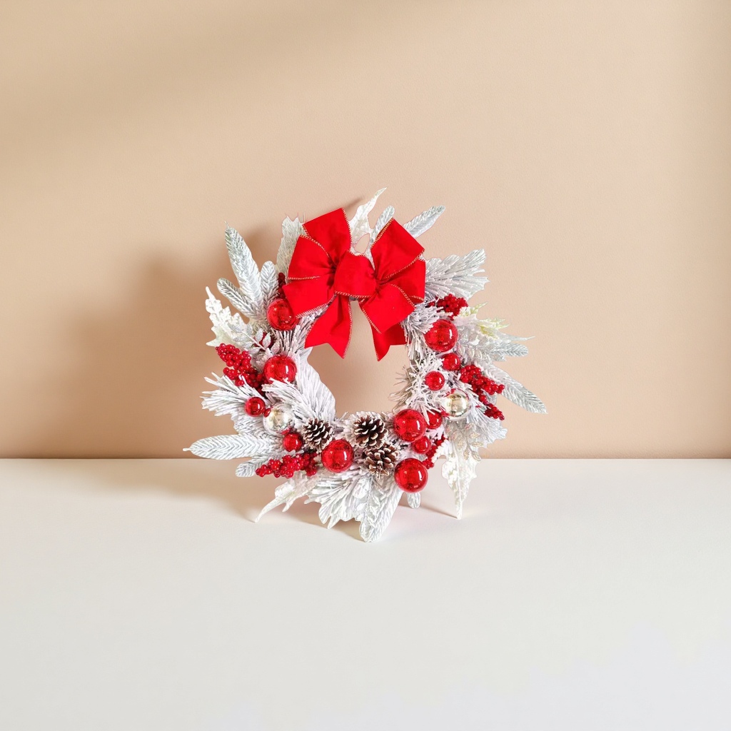 Christmas wreaths made of simulated pine branches and rattan are hung on the door for festive decoration in the living room and bedroom Specification image