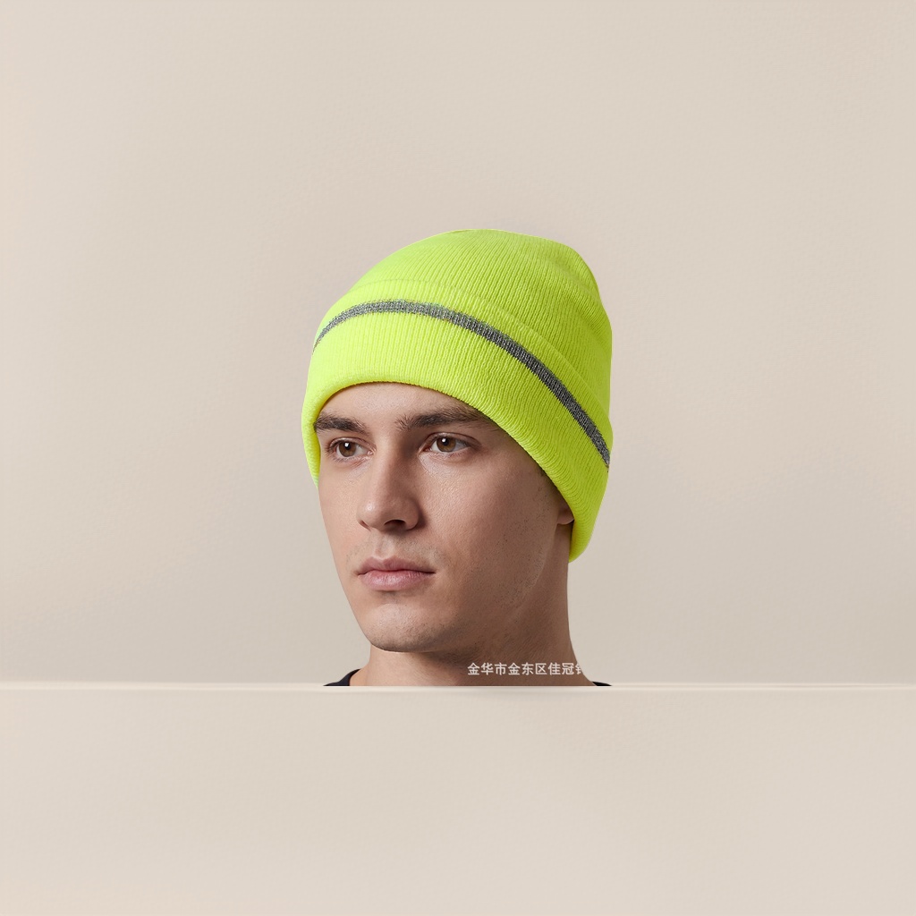 This white bright-colored knitted cap is warm, slimming and face-enhancing. It's a versatile woolen cap for autumn and winter details Picture