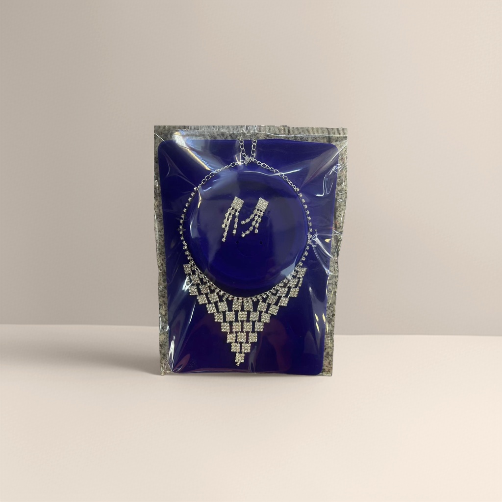 Jewelry sets, necklaces and earrings for couples are fashionable and versatile