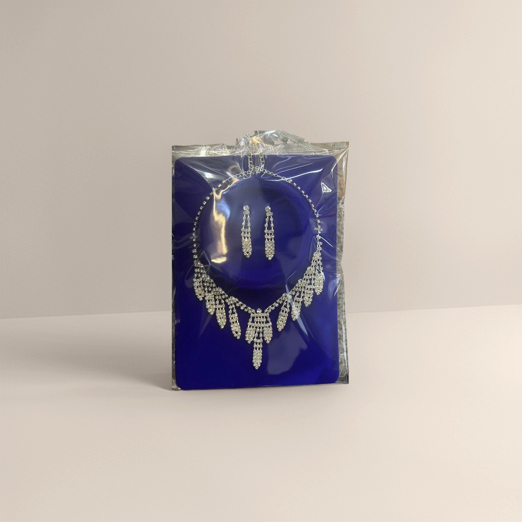 Jewelry necklace and earrings set, a fashionable and versatile exquisite gift box for women. 095135430 Application Scenario