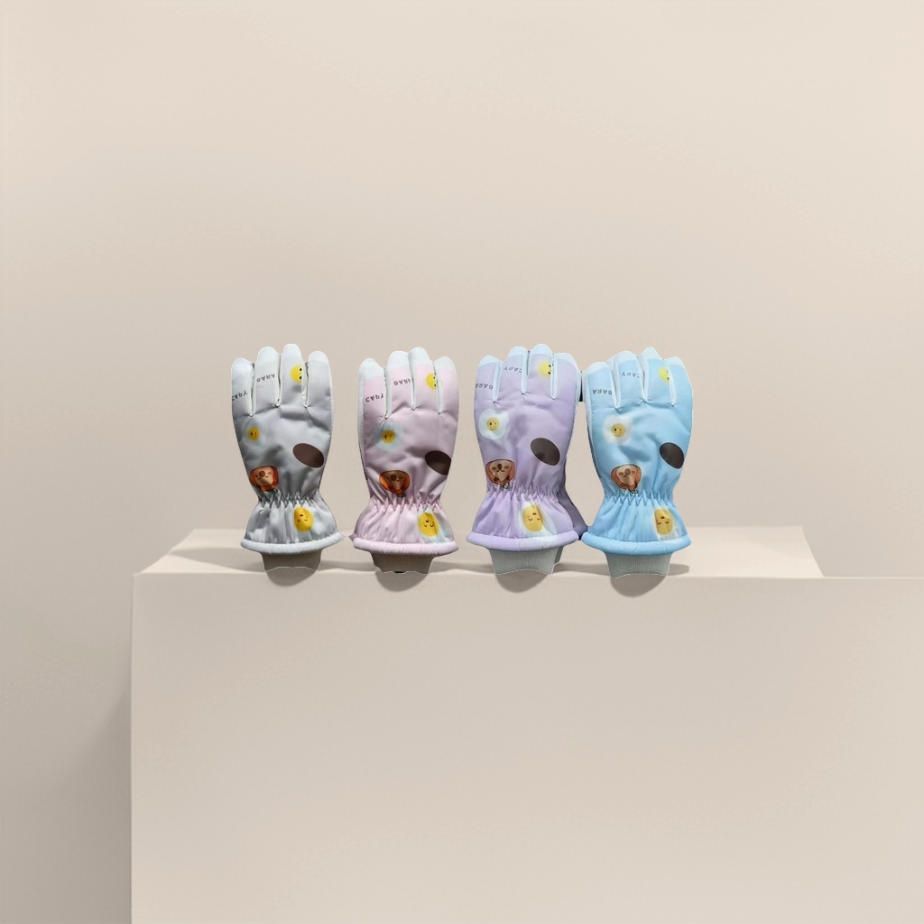 Cartoon-patterned warm gloves for both men and women, thickened and anti-slip for winter hand protection Application Scenario