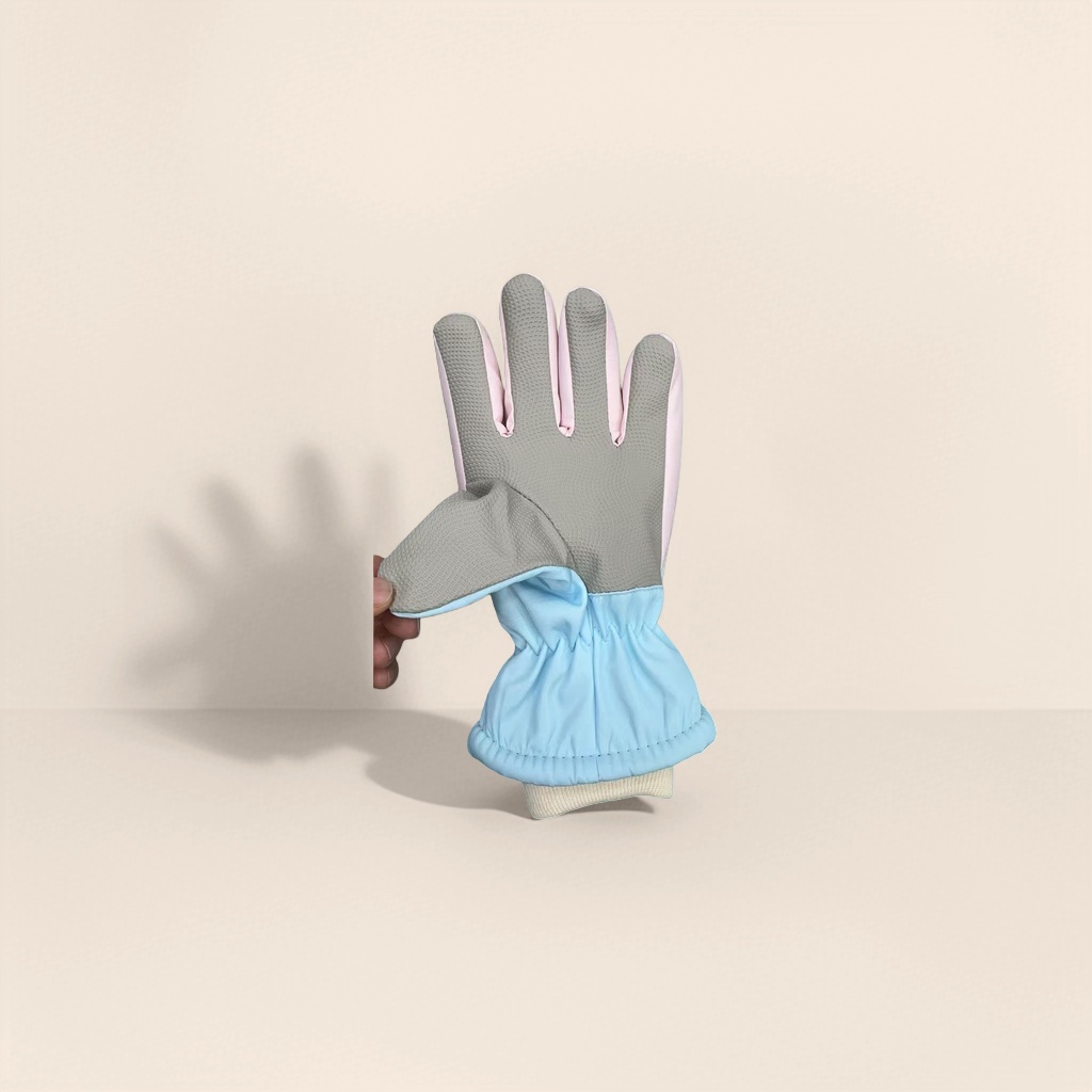 Cartoon-patterned warm gloves for both men and women, thickened anti-slip cotton fleece gloves Application Scenario