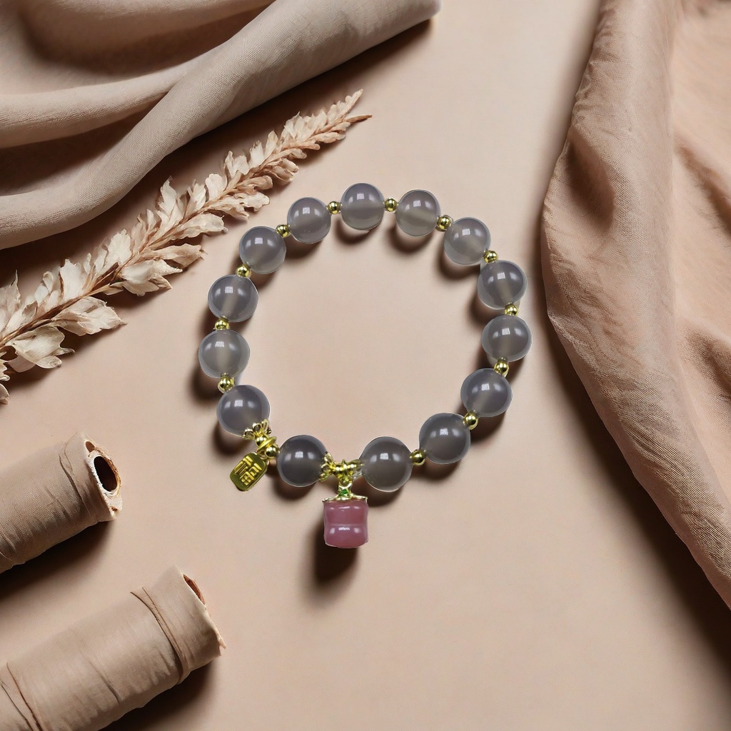A simple, fashionable and versatile women's bracelet accessory Application Scenario