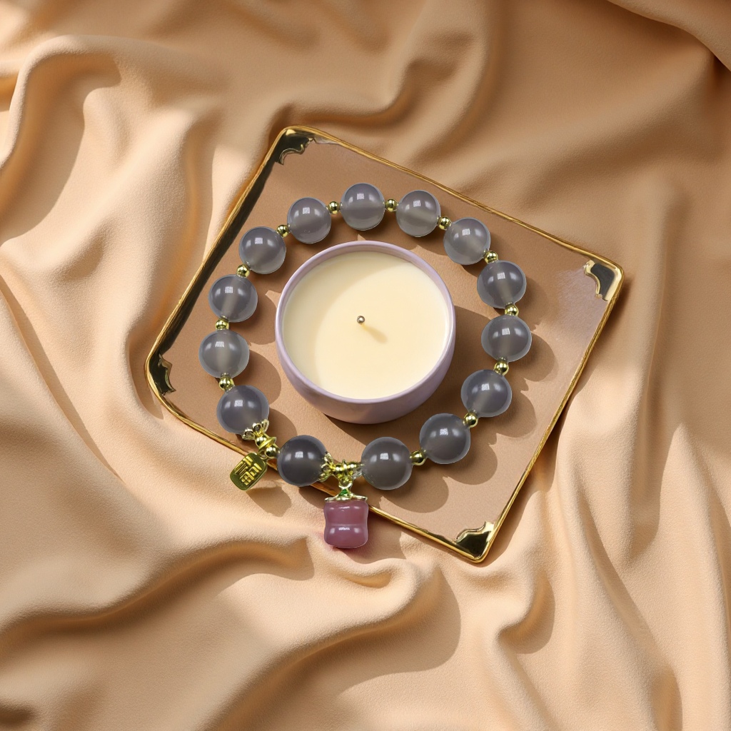A simple, fashionable and versatile women's bracelet accessory