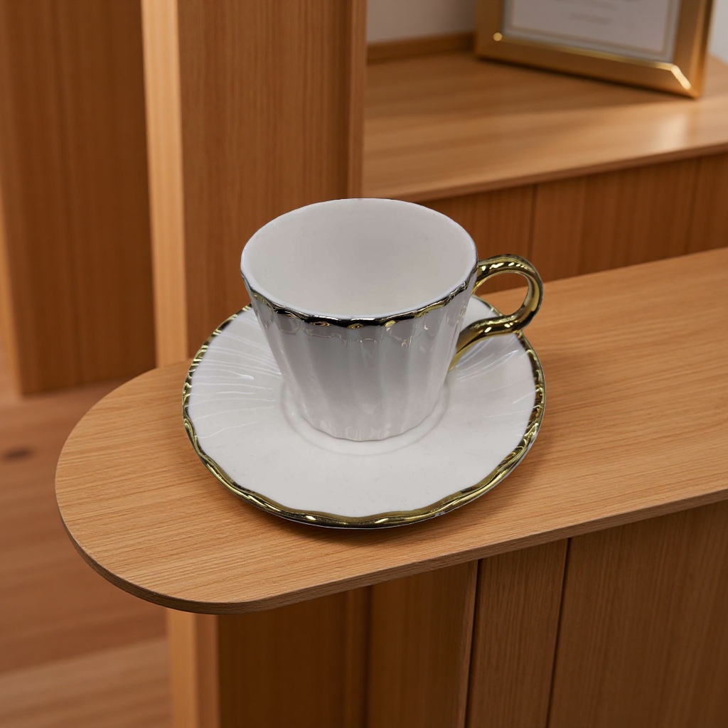 أكواب الشاي و الأطباق البيضاء ذات الحواف الذهبية Specification image