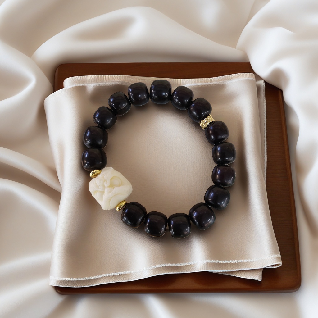 The Bodhi Lion Dance bracelet is a fashionable, simple and versatile women's bracelet details Picture