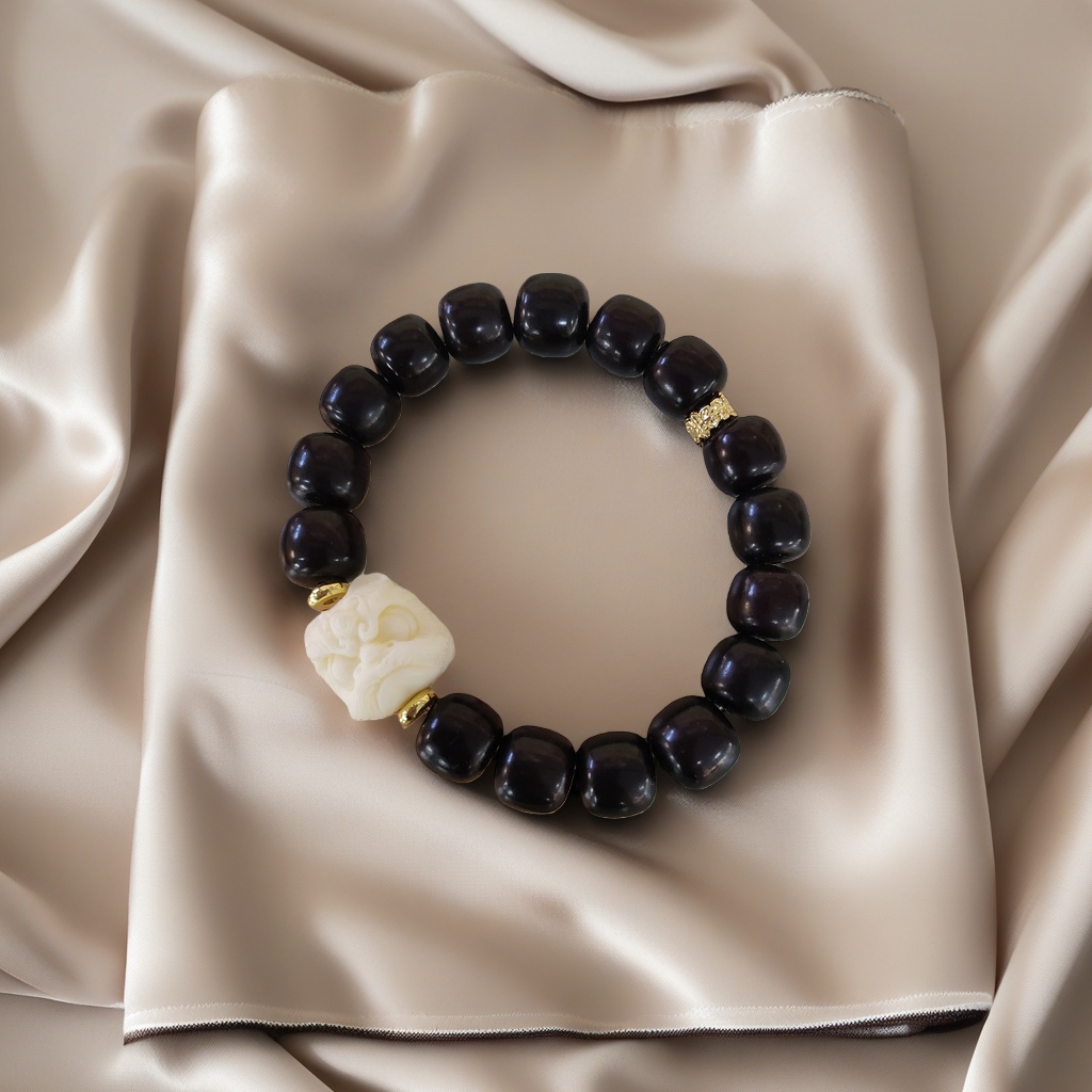 The Bodhi Lion Dance bracelet is a fashionable, simple and versatile women's bracelet Application Scenario