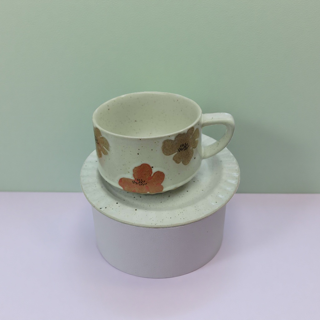 Ceramic tea cups are made by high-temperature firing with a smooth glaze surface. They are portable water cups for home and office use