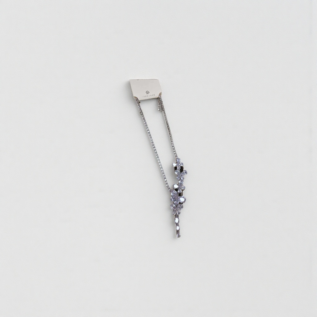 A fashionable, simple and versatile collarbone necklace for ladies Application Scenario