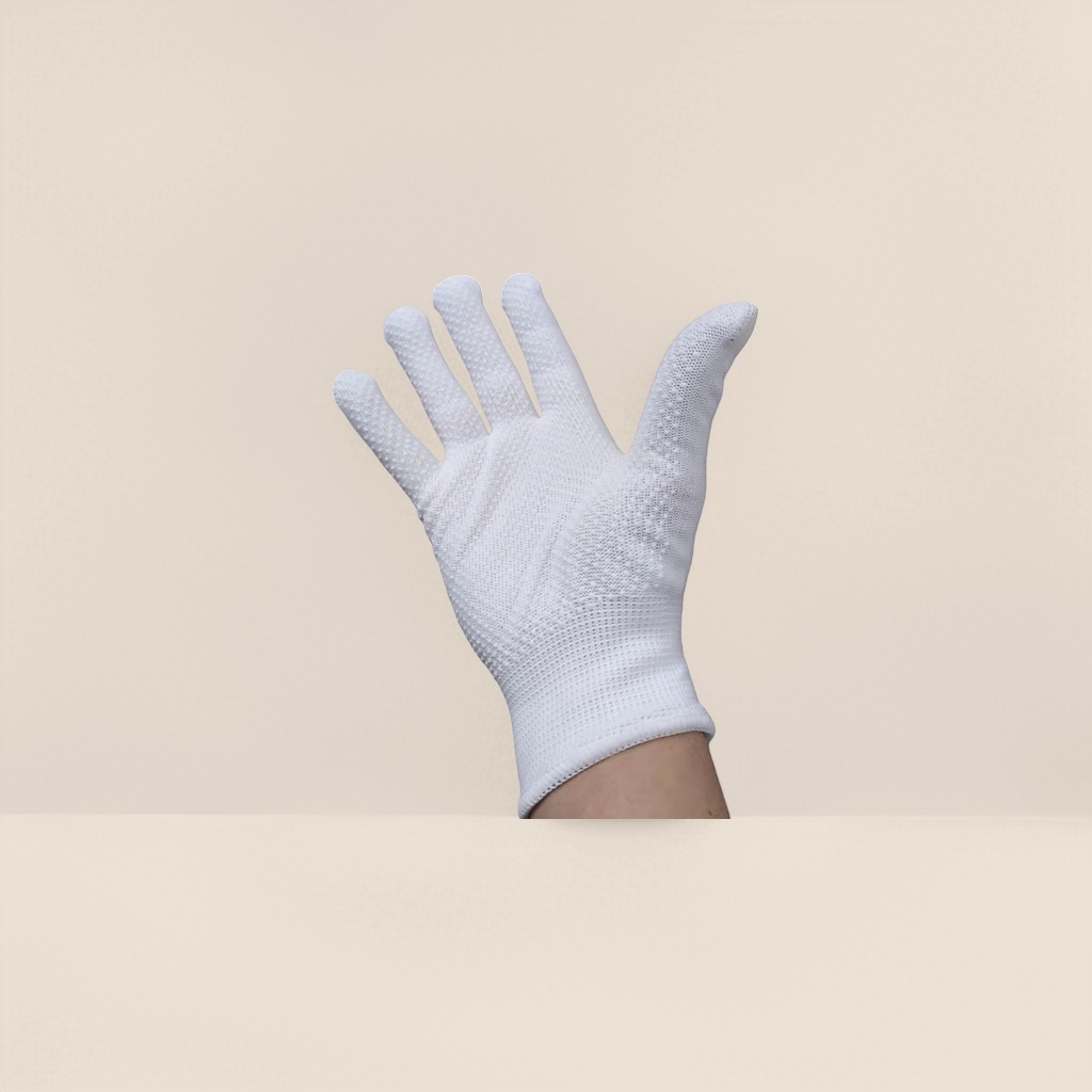 White labor protection gloves for women, warm and anti-slip, fingertip touch screen style Application Scenario