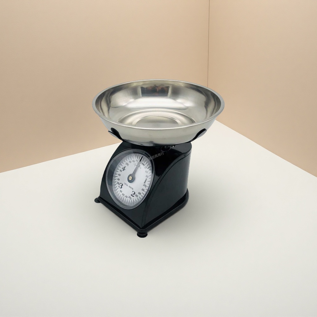 The old-fashioned mechanical scale for kitchen baking weighing has a stable and durable cast iron base Application Scenario