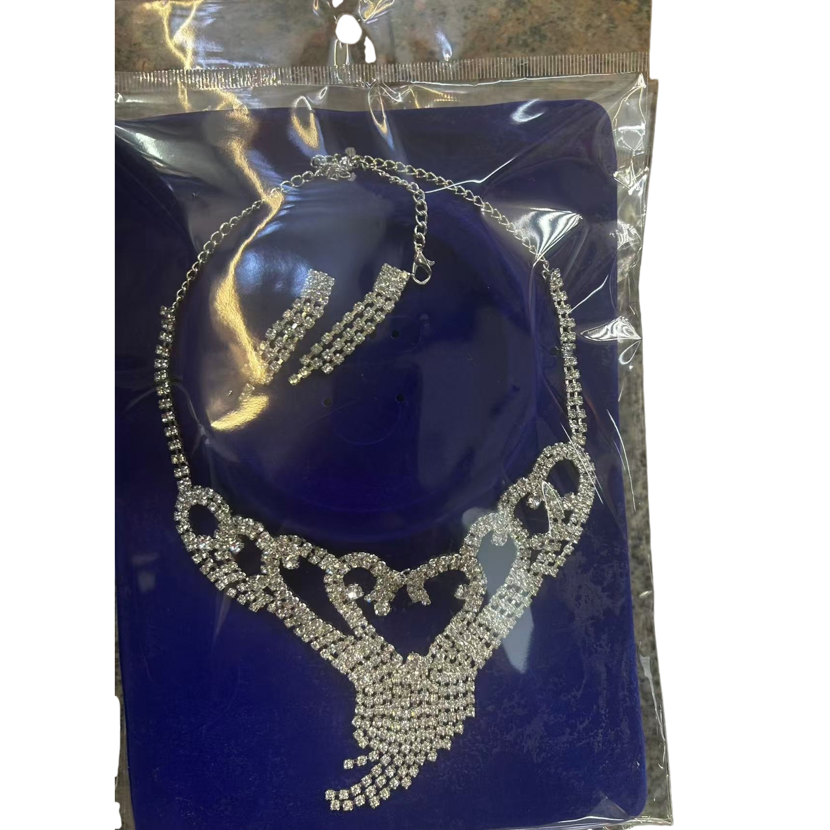 Jewelry necklace and earring set, fashionable and versatile ladies' gift box Item Picture