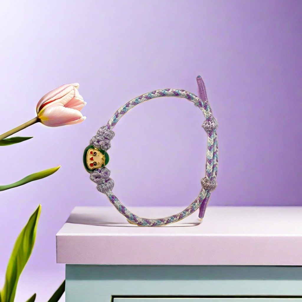 Hand-woven bracelets are fashionable, simple and versatile accessories details Picture