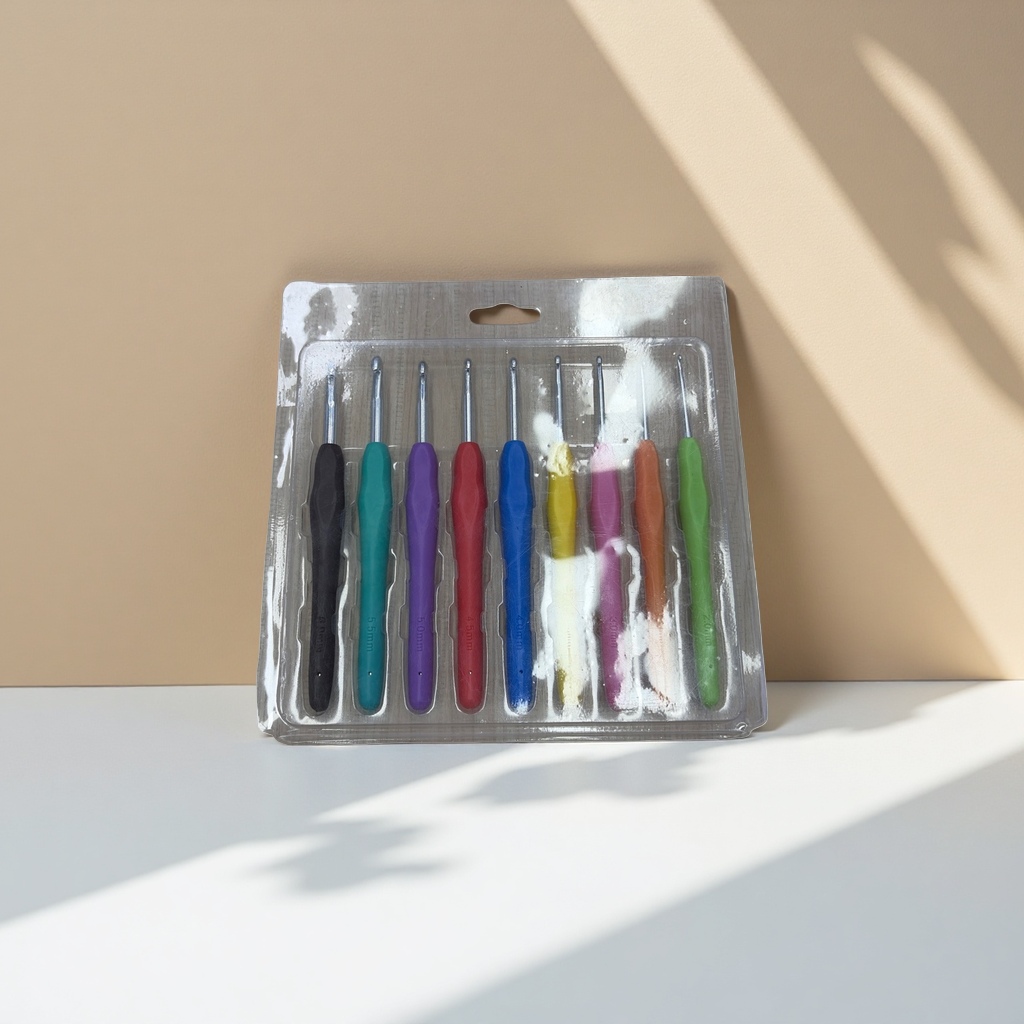 Colorful crochet DIY set includes multiple sizes of crochet hooks with tutorial illustrations Application Scenario
