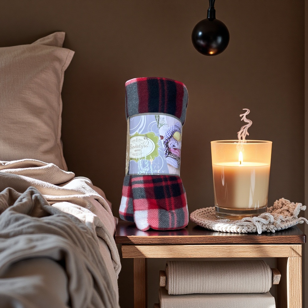 The thickened red checkered pattern blanket is warm and suitable for both living rooms and bedrooms