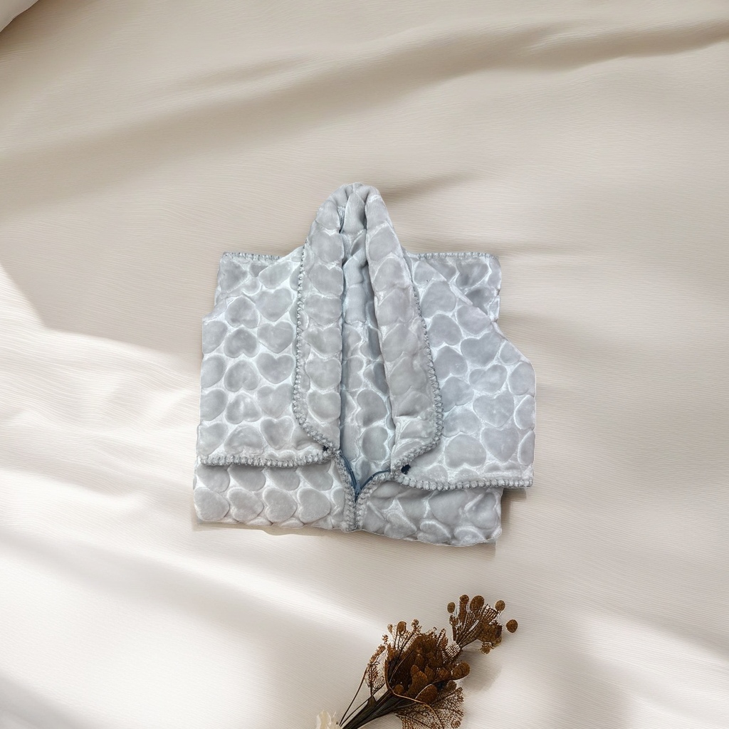 Manta gris con patrón de corazón engrosada y cálida coral fleece manta para dormitorio sofa cover Application Scenario