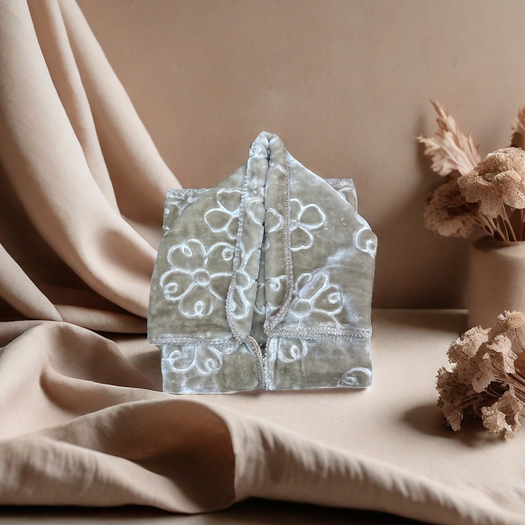 The beige floral pattern blanket is skin-friendly, soft and warm, suitable for both living rooms and bedrooms Application Scenario