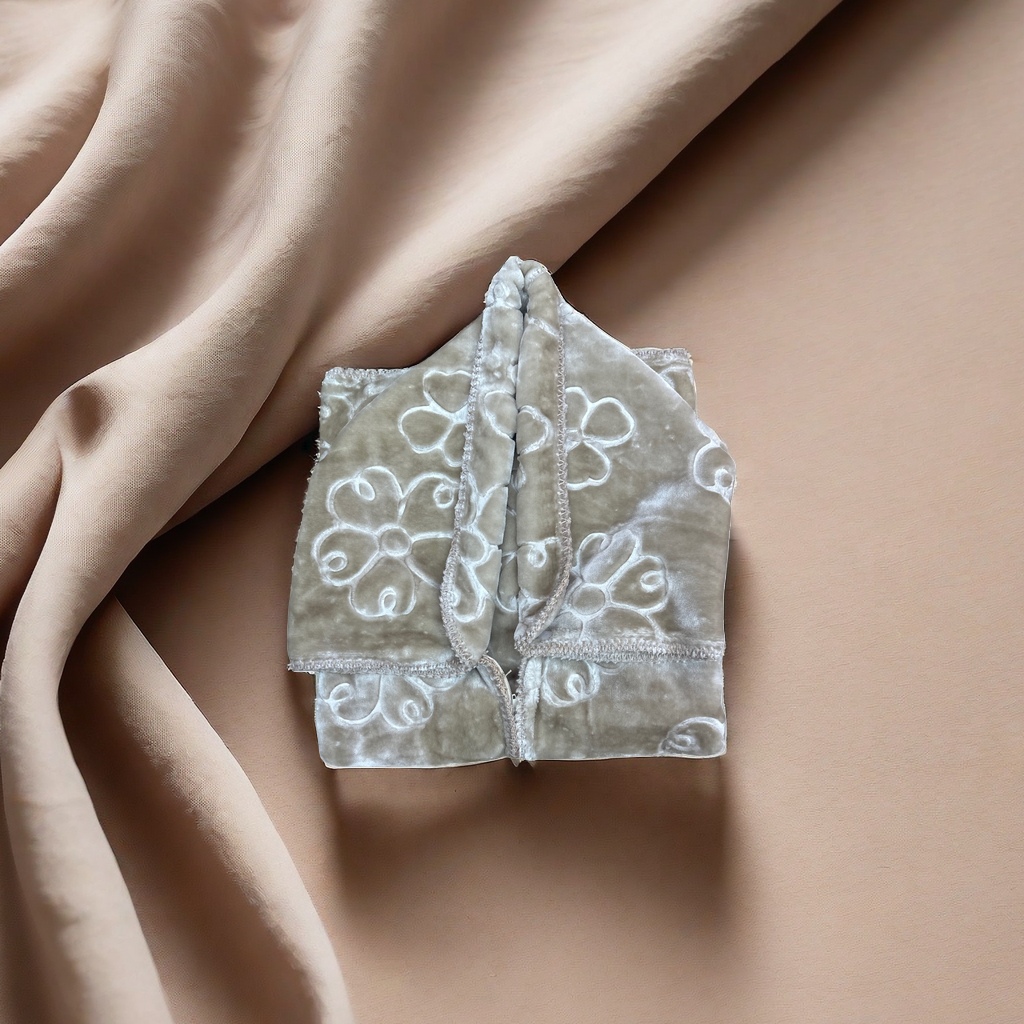 The beige floral pattern blanket is skin-friendly, soft and warm, suitable for both living rooms and bedrooms details Picture