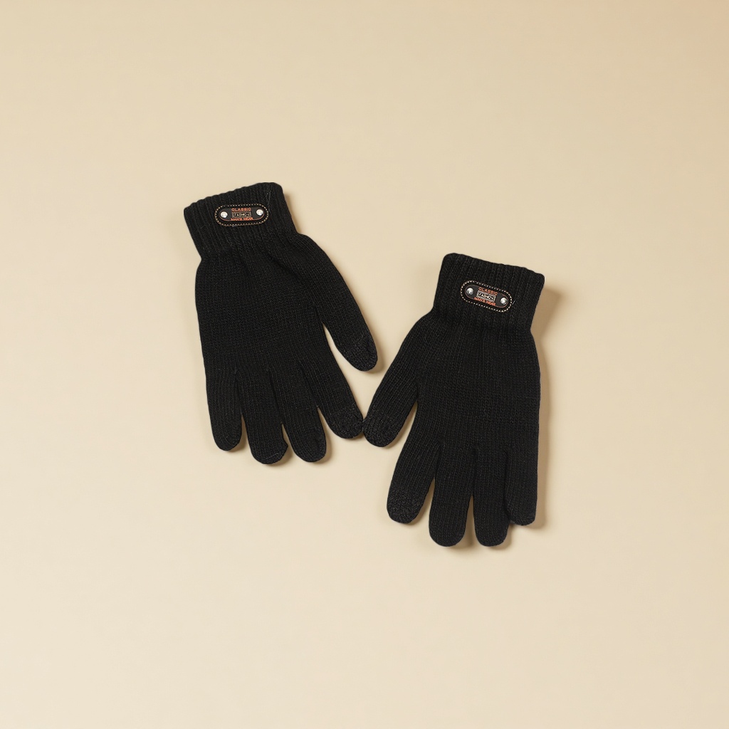 Black knitted gloves are warm, anti-slip and thin for ladies' hands in autumn and winter Application Scenario