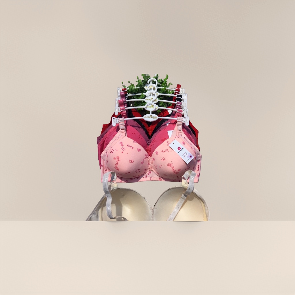 The pink printed bra is comfortable and free of underwire. The tight-fitting underwear makes a woman's small bust look larger and more stylish Application Scenario