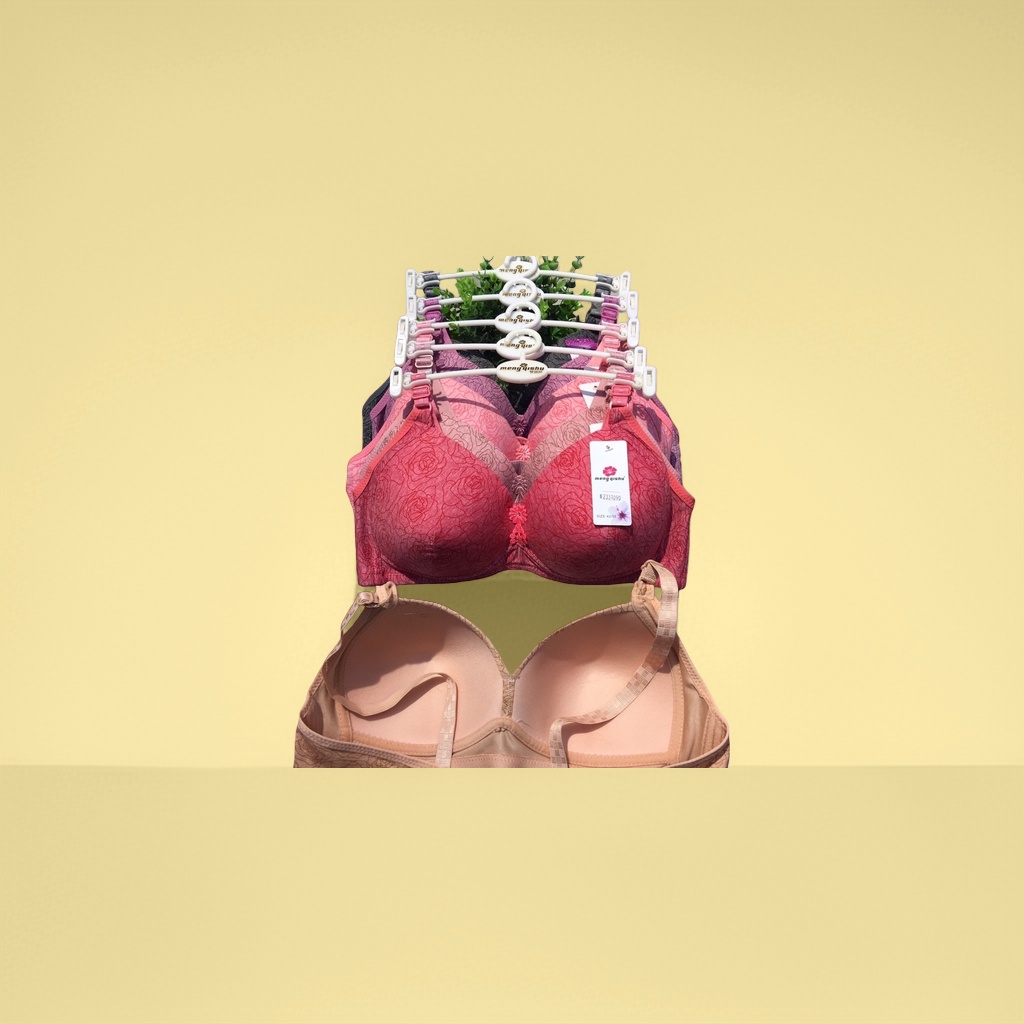 The red-patterned bra without underwire is comfortable, breathable and has a converging and adjustable shape details Picture