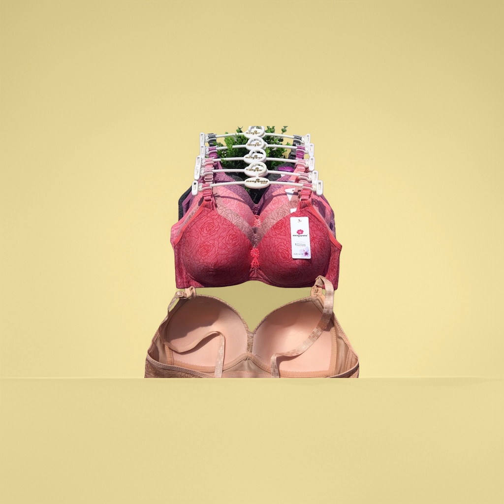 The red-patterned bra without underwire is comfortable, breathable and has a converging and adjustable shape