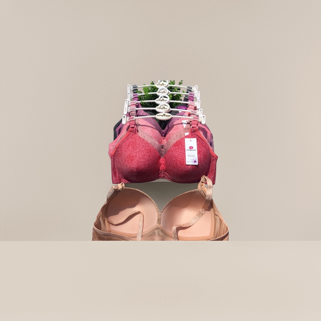 The red-patterned bra without underwire is comfortable, breathable and has a converging and adjustable shape Application Scenario