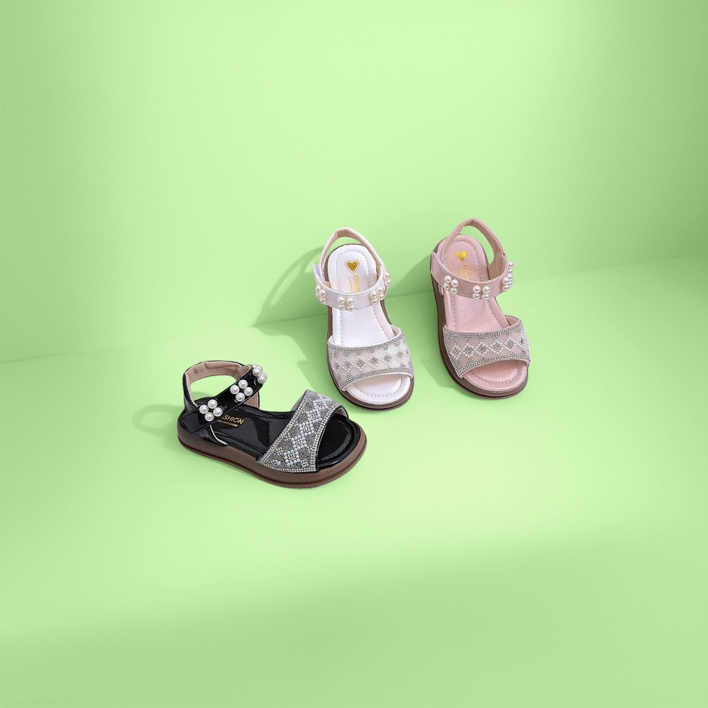 Three pairs of fashionable children's sandals with pearl decoration for girls, summer style, breathable and anti-slip Application Scenario