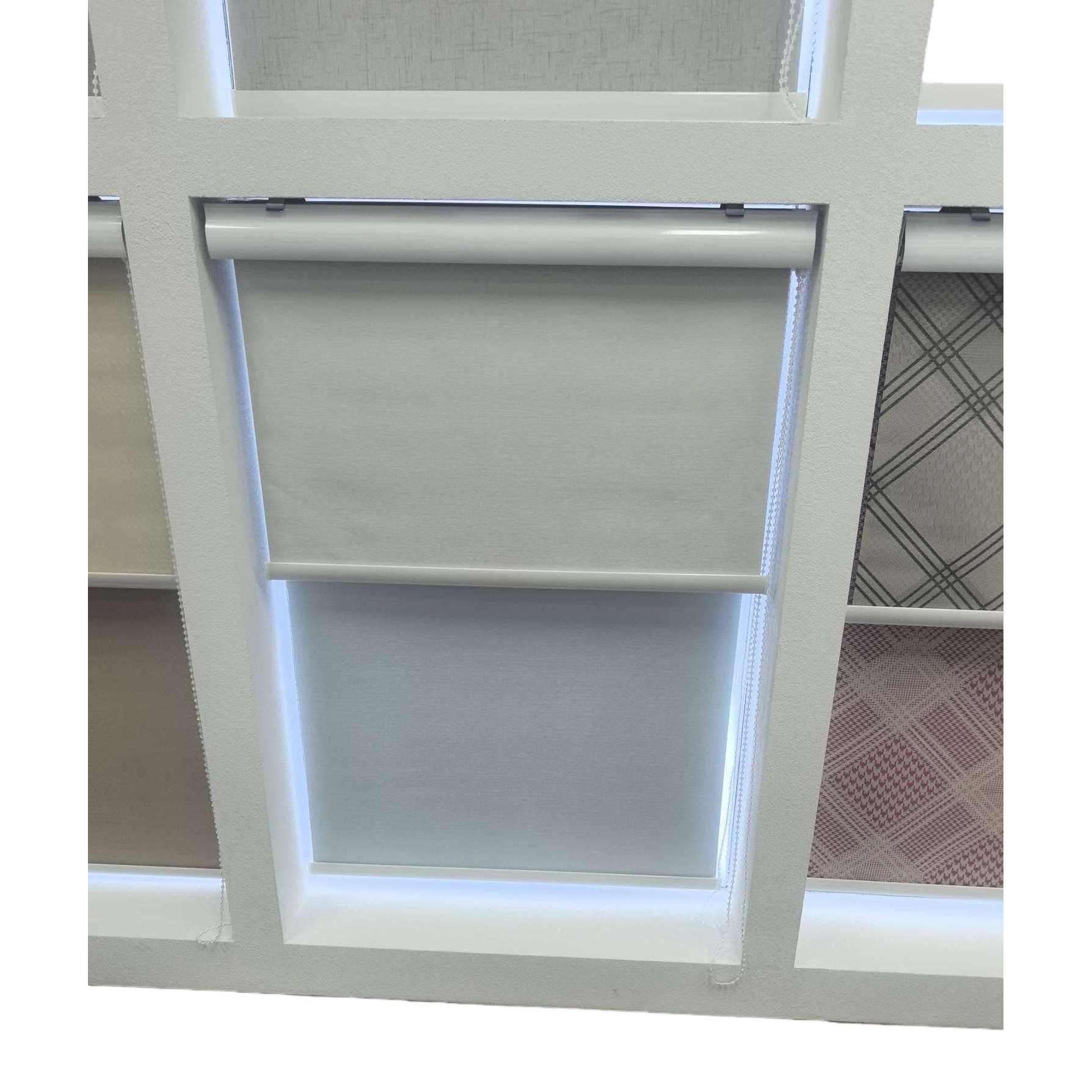 ستائر بيضاء اللون تغطي الضوء وتمنع الصوت الصامت Item Picture