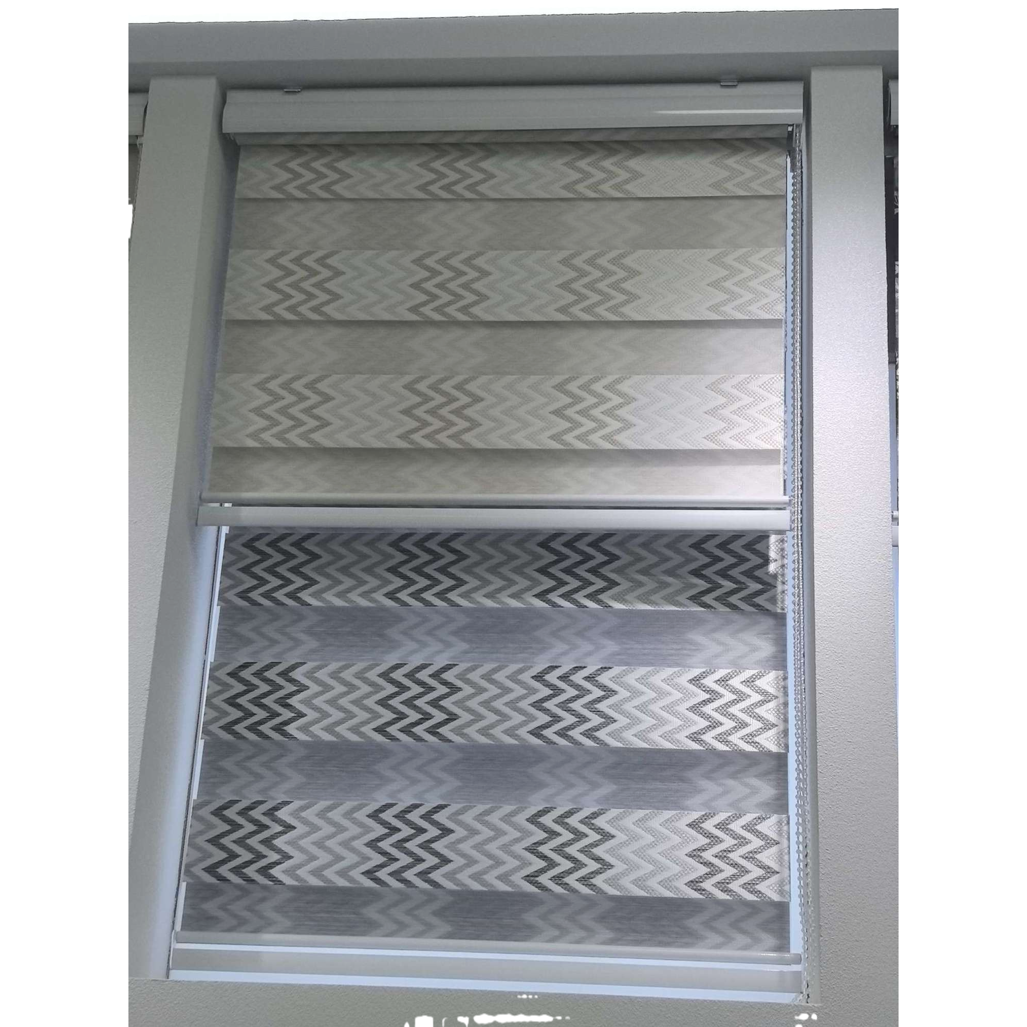 ستائر رمادية مغطاة بأغوار مغطاة بأشعة الشمس Item Picture
