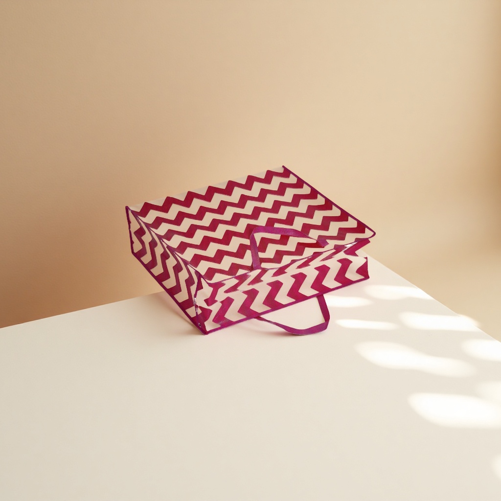 A fashionable, simple and eco-friendly shopping bag with a red sawtooth pattern details Picture