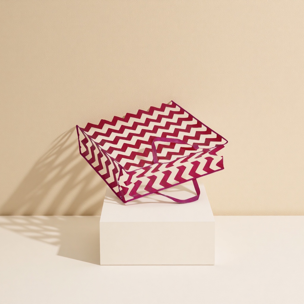A fashionable, simple and eco-friendly shopping bag with a red sawtooth pattern Specification image