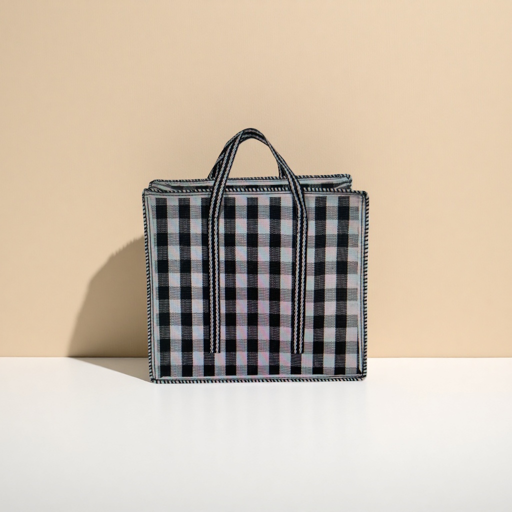 This black and white checkered handbag is a fashionable, simple and versatile single-shoulder bag for women Application Scenario