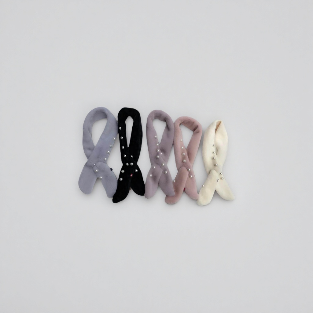 Thick and warm plush scarf in solid color, long style Application Scenario