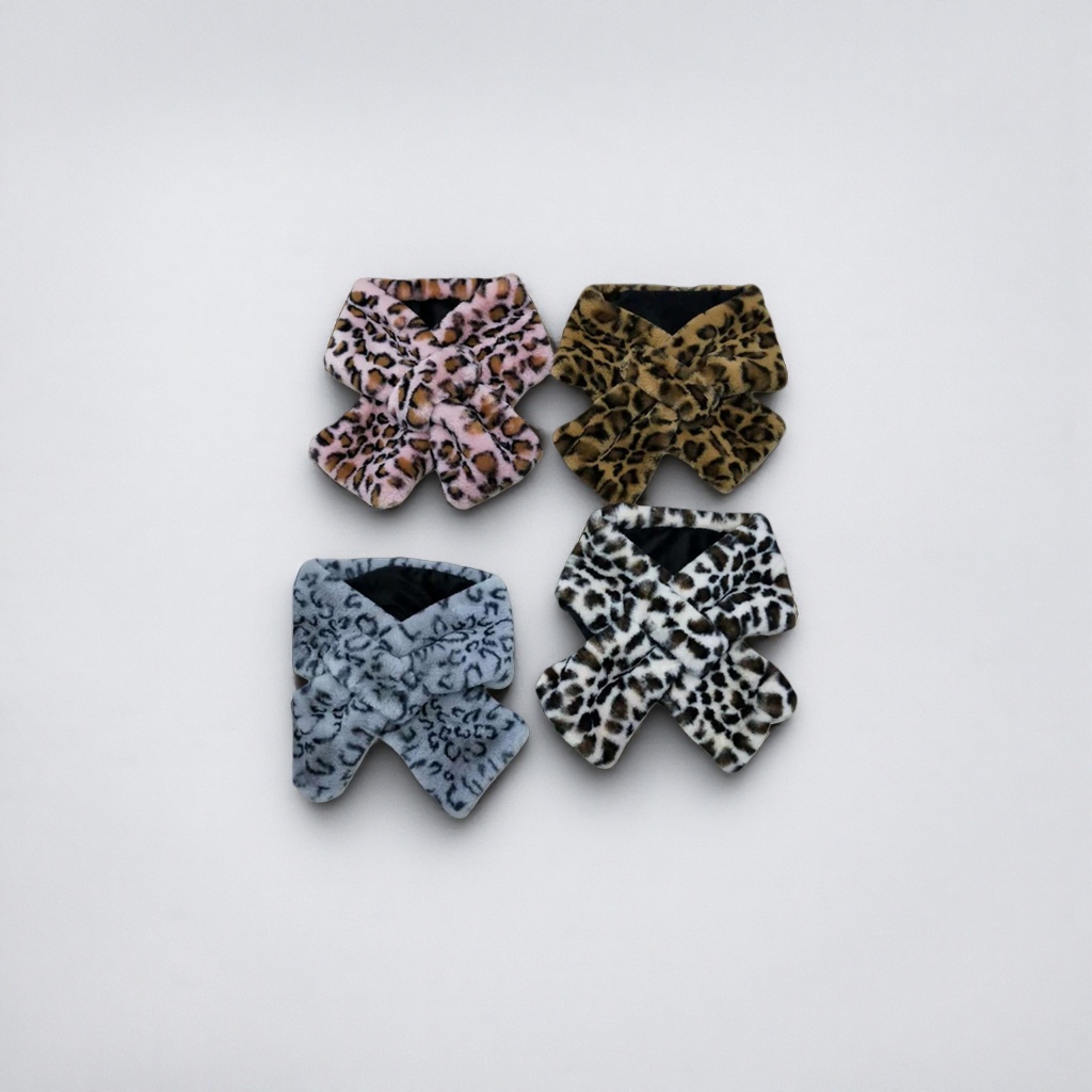 A leopard print plush scarf is a fashionable and warm autumn and winter accessory Specification image