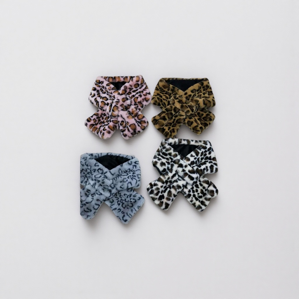 A leopard print plush scarf is a fashionable and warm autumn and winter accessory Application Scenario